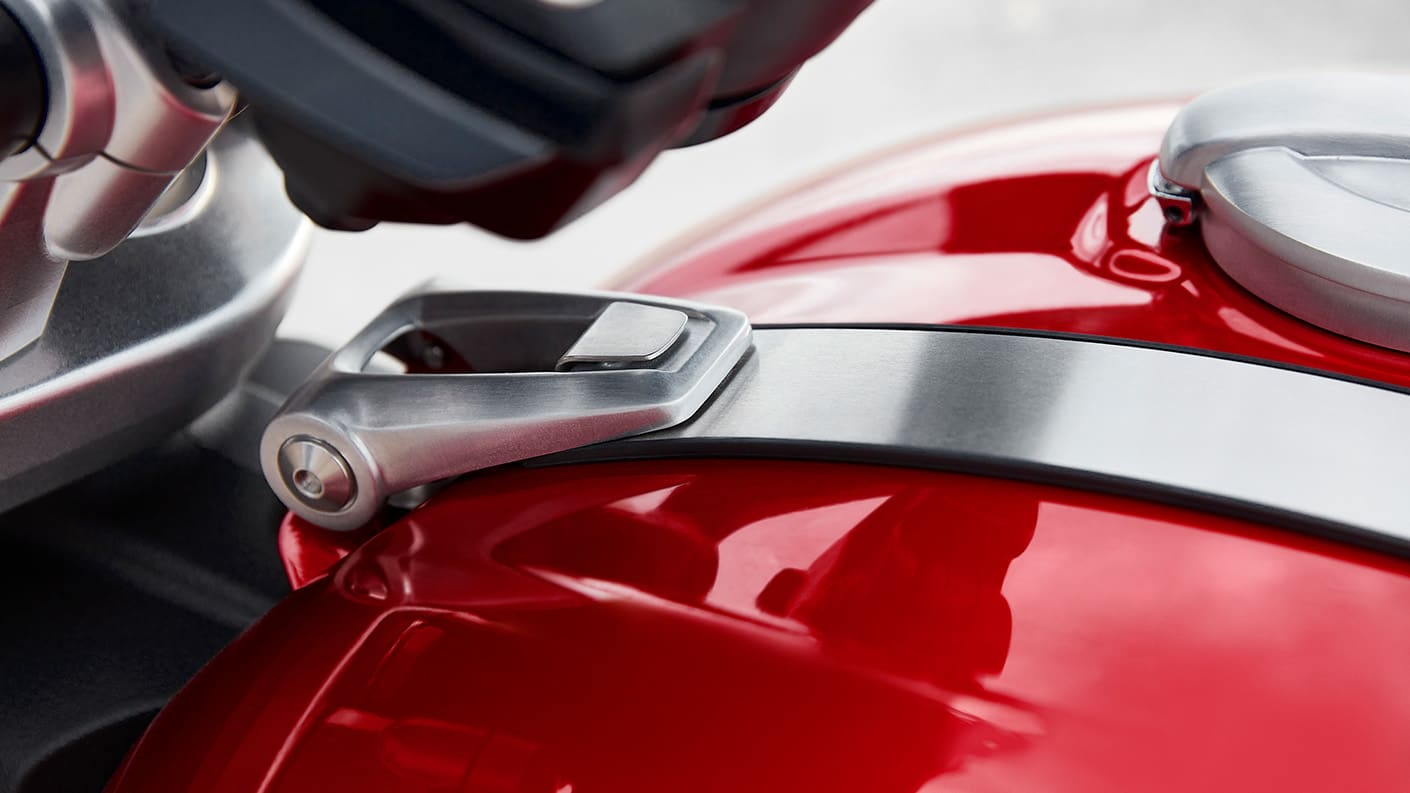 The Rocket 3 R’s incredible aesthetics with premium details including: muscular sculpted fuel tank featuring central recess, brushed tank strap and Monza-style cap